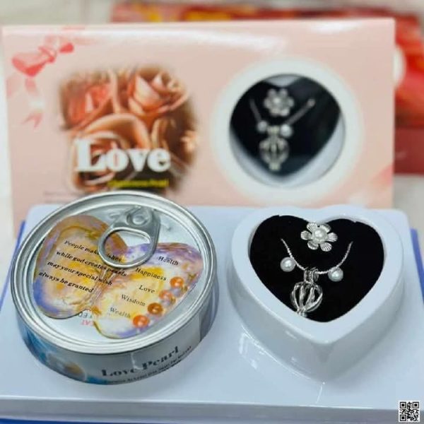 Wish pearl necklace with water